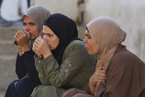 Tiga pelayat menangis saat prosesi pemakaman warga Palestina yang tewas dalam serangan udara Israel di Rumah Sakit Al-Shifa, Gaza, Rabu (25/6/2025). Foto: Dawoud Abu Alkas/REUTERS