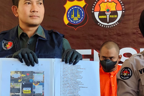 Polisi menujukkan tersangka dan barang bukti ojek online berinisial AS (38 tahun) yang menipu ratusan orang dengan berpura-pura jadi pegawai OJK dan mengaku bisa hapuskan utang pinjol, Kamis (26/6/2025). Foto: Arfiansyah Panji Purnandaru/kumparan