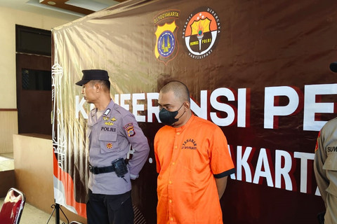 Polisi menujukkan tersangka dan barang bukti ojek online berinisial AS (38 tahun) yang menipu ratusan orang dengan berpura-pura jadi pegawai OJK dan mengaku bisa hapuskan utang pinjol, Kamis (26/6/2025). Foto: Arfiansyah Panji Purnandaru/kumparan