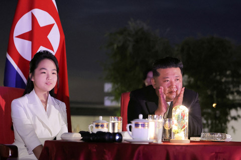 Pemimpin Korea Utara Kim Jong-un bersama putrinya Kim Ju Ae menghadiri upacara peresmian Zona Wisata Pantai Wonsan Kalma, di Wonsan, Korea Utara. Foto: KCNA/via REUTERS