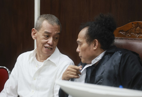 Terdakwa Fariz RM bersama kuasa hukumnya Deolipa saat menjalani sidang agenda saksi di Pengadilan Negeri Jakarta Selatan, Jakarta, Kamis, (26/06/2025). Foto: Agus Apriyanto