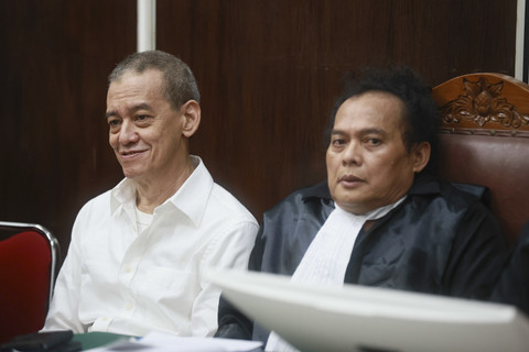 Terdakwa Fariz RM bersama kuasa hukumnya Deolipa saat menjalani sidang agenda saksi di Pengadilan Negeri Jakarta Selatan, Jakarta, Kamis, (26/06/2025). Foto: Agus Apriyanto