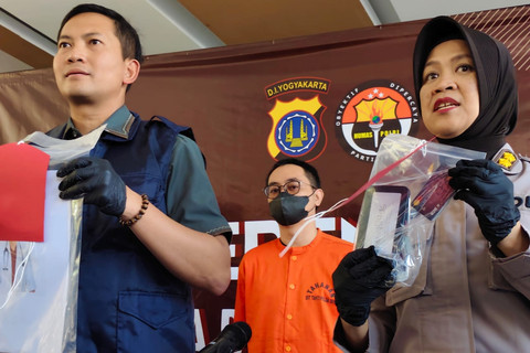 Polisi menunjukkan guru les Bahasa Inggris berinisial MSP (29 tahun) asal Bandung yang menyamar jadi dokter untuk lakukan love scamming, Kamis (26/6/2025). Foto: Arfiansyah Panji Purnandaru/kumparan