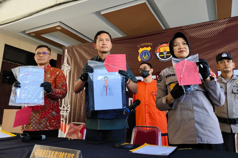 Polisi menunjukkan guru les Bahasa Inggris berinisial MSP (29 tahun) asal Bandung yang menyamar jadi dokter untuk lakukan love scamming, Kamis (26/6/2025). Foto: Arfiansyah Panji Purnandaru/kumparan