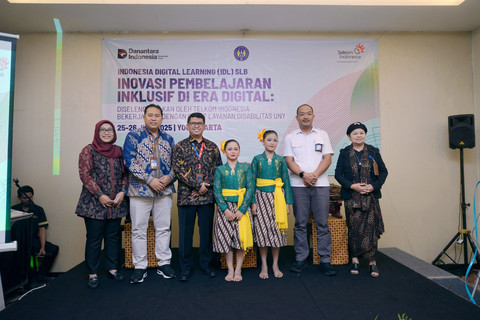 Sekretaris PsLD UNY Nur Azizah, Ph.D (paling kiri), Wakil Rektor Bidang Keuangan UNY Prof. Dr. Lantip Diat Prasojo, M.Pd., (kedua dari kiri), GM Witel Yogya Jateng Selatan Agus Faisal (ketiga dari kiri), Direktur Direktorat Akademik, Kemahasiswaan UNY Prof. Dr. Guntur, M.Pd., (kedua dari kanan), dan Ketua PsLD UNY Prof. Dr. Ishartiwi (paling kanan) saat memberikan sambutan pada acara pelatihan Indonesia Digital Learning (IDL) yang diselenggarakan di Yogyakarta, pada 25-26 Juni 2025. Foto: dok. Telkom