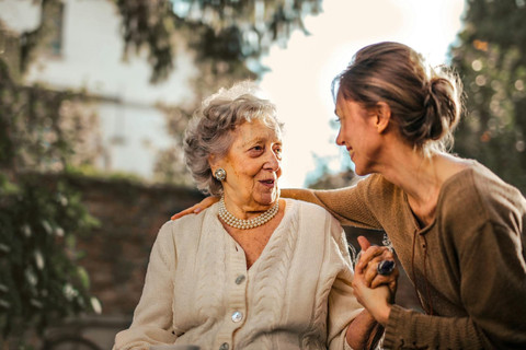 ilustrasi ibu dan anak perempuannya (https://www.pexels.com/photo/joyful-adult-daughter-greeting-happy-surprised-senior-mother-in-garden-3768131-Andrea Piacquadio)