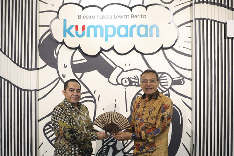 Pemimpin Redaksi kumparan Arifin Asydhad mendapatkan cinderamata dari Plt. Dewan Direktur & Direktur Eksekutif Lembaga Pembiayaan Ekspor Indonesia (LPEI) Sukatmo Padmosukarso saat berkunjung kantor kumparan di Jakarta, Kamis (26/6/2025). Foto: Darryl Ramadhan/kumparan