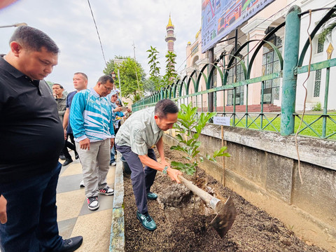 Wali kota Palembang, Ratu Dewa, saat menanam pohon buah-buahan di Masjid Agung Palembang/ist.