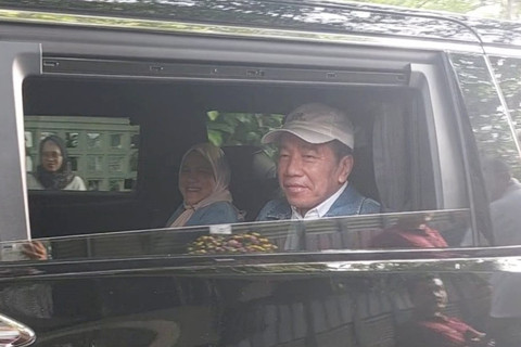 Presiden ke-7Joko Widodo saat mengantarkan cucu-cucunya berlibur di Solo, Kamis (26/6/2025). Foto: kumparan