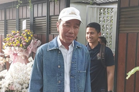 Presiden ke-7Joko Widodo saat mengantarkan cucu-cucunya berlibur di Solo, Kamis (26/6/2025). Foto: kumparan