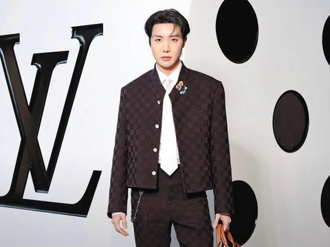 J-Hope BTS menghadiri fashion show Louis Vuitton Menswear Spring/Summer 2026 di Paris, Prancis, Selasa (24/6/2025). Foto: Instagram @louisvuitton