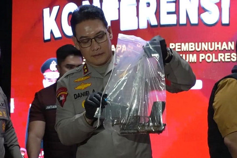 Polisi menunjukkan tersangka dan barang bukti penembakan WN Australia saat konpers di Polres Badung, Bali, Kamis (26/6/2025). Foto: Denita BR Matondang/kumparan