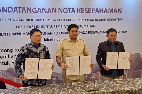 Direktur Utama Bank Mandiri, Darmawan Junaidi dan Menteri Perumahan dan Kawasan Permukiman (PKP) Maruarar Sirait dalam penandatanganan MoU Kementerian PKP dan Bank Mandiri di Mandiri Club, Jakarta Selatan pada Kamis (26/6/2025). Foto: Argya Maheswara/kumparan