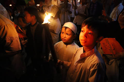 Sejumlah warga mengikuti pawai obor di kawasan Menteng, Jakarta, Kamis (26/6/2025). Foto: Iqbal Firdaus/kumparan