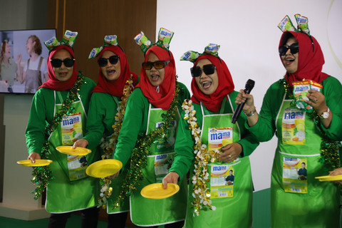 Keseruan ibu-ibu di Jakarta mengikuti kegiatan di Mini Arisan Sahabat Mama. Dok. kumparan.