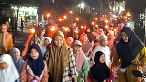 Anak-anak peserta pawai obor Tahun Baru Islam 1 Muharram 1447 Hijriah yang digelar Masjid Rabbani GPI Manado.