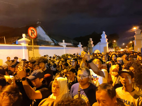 Suasana Mubeng Beteng di malam 1 Suro di Keraton Yogyakarta, Kamis (26/6). Foto: Arfiansyah Panji Purnandaru/kumparan