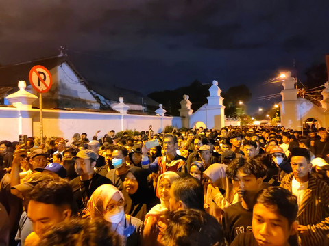 Suasana Mubeng Beteng di malam 1 Suro di Keraton Yogyakarta, Kamis (26/6). Foto: Arfiansyah Panji Purnandaru/kumparan