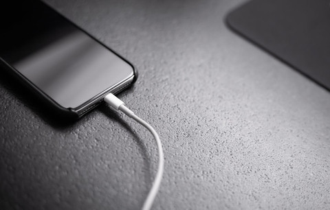 Ilustrasi Apa itu Bypass Charging Sumber Unsplash/Andreas Haslinger