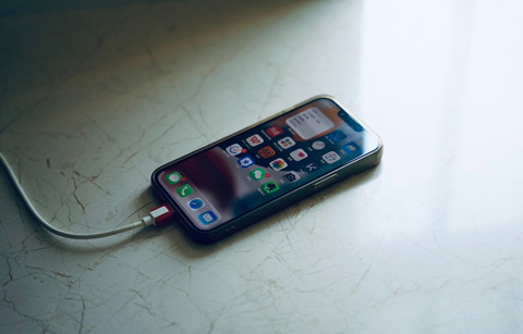 Ilustrasi Apa itu Bypass Charging    Sumber Unsplash/Lu Nan