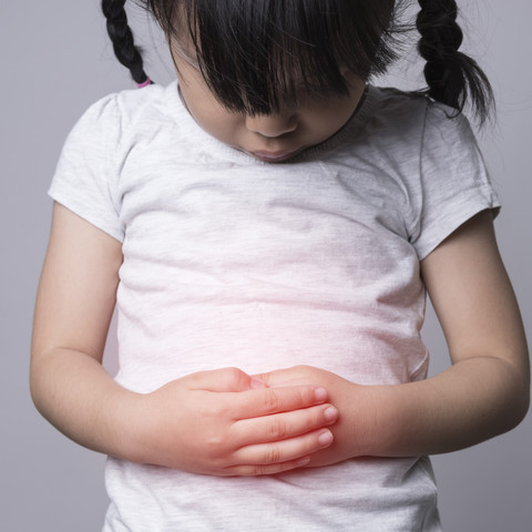 Ilustrasi anak sering pegang pusar. Foto: narikan/Shutterstock