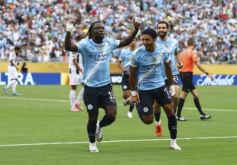 Pemain Manchester City, Jeremy Doku, merayakan gol pertamanya bersama Omar Marmoush pada pertandingan Piala Dunia Antarklub antara Juventus vs Manchester City di Stadion Camping World, Orlando, Florida, A.S, Jumat (27/6/2025). Foto: Kai Pfaffenbach/REUTERS