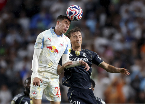 Pemain RB Salzburg, Petar Ratkov, beraksi dengan pemain Real Madrid, Dean Huijsen pada pertandingan Piala Dunia Antarklub antara RB Salzburg vs Real Madrid di Lincoln Financial Field, Philadelphia, Pennsylvania, A.S, Jumat (27/6/2025). Foto: Lee Smith/REUTERS
