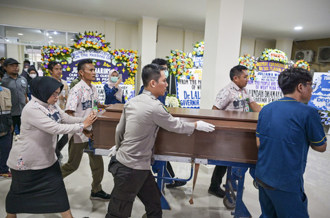 Petugas medis memindahkan peti jenazah pendaki Gunung Rinjani berkewarganegaraan Brazil Juliana Marins ke mobil ambulans untuk dibawa ke Bali, di Rumah Sakit Bhayangkara Polda NTB di Mataram, NTB, Kamis (26/6/2025). Foto: Ahmad Subaidi/ANTARA FOTO