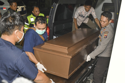 Petugas menurunkan peti jenazah Juliana Marins di RSUD Bali Mandara, Kota Denpasar, Bali, Kamis (26/6/2025). Foto: Fikri Yusuf/ANTARA FOTO
