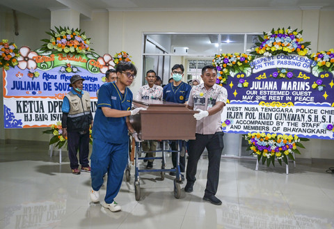 Petugas medis memindahkan peti jenazah Juliana Marins di RS Bhayangkara Polda NTB di Mataram, NTB, Kamis (26/6/2025). Foto: Ahmad Subaidi/ANTARA FOTO