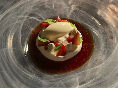 Strawberry eton mess ala Chef Kirk Westaway. Foto: Salsha Okta Fairuz/kumparan