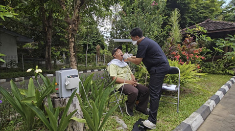 Pemakaian Clear Smile Ultra, pembersih karang gigi ultrasonik bertenaga surya karya dosen UMY. Foto: Dok. UMY
