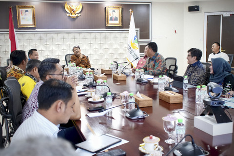Mensos Saifullah Yusuf (Gus Ipul) menyambut kedatangan Bupati Sumbawa Syarafudin Jarot, Bupati Tapin H. Yamani, Bupati Aceh Tengah Haili Yoga dan Wakil Bupati Asahan Rianto di kantor Kementerian Sosial, Kamis (26/6/2025). Foto: Kemensos RI