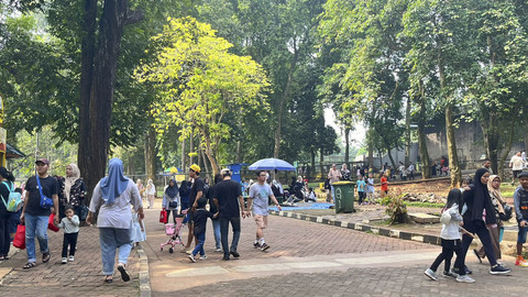 Suasana pengunjung saat long weekend di Taman Margasatwa Ragunan, Jakarta Selatan, Jumat (27/6/2025). Foto: Nasywa Athifah/kumparan