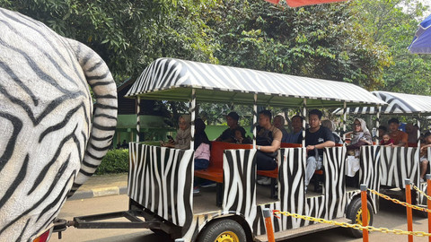 Suasana pengunjung saat long weekend di Taman Margasatwa Ragunan, Jakarta Selatan, Jumat (27/6/2025). Foto: Nasywa Athifah/kumparan