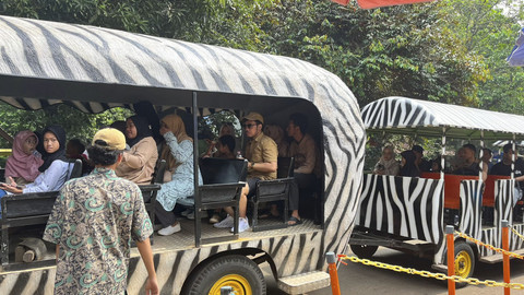 Suasana pengunjung saat long weekend di Taman Margasatwa Ragunan, Jakarta Selatan, Jumat (27/6/2025). Foto: Nasywa Athifah/kumparan