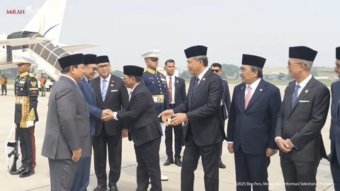 Presiden RI Prabowo Subianto menyambut kedatangan PM Malaysia, Anwar Ibrahim di Bandara Halim Perdana Kusumah, Jakarta (27/6/2025). Foto: YouTube/Sekretariat Presiden
