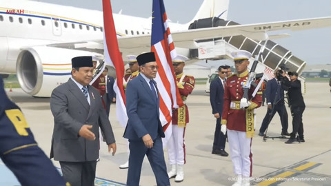 Presiden RI Prabowo Subianto menyambut kedatangan PM Malaysia, Anwar Ibrahim di Bandara Halim Perdana Kusumah, Jakarta (27/6/2025). Foto: YouTube/Sekretariat Presiden
