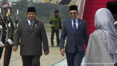 Presiden RI Prabowo Subianto menyambut kedatangan PM Malaysia, Anwar Ibrahim, di Bandara Halim Perdanakusuma, Jakarta (27/6/2025). Foto: YouTube/Sekretariat Presiden