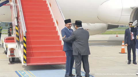 Presiden RI Prabowo Subianto menyambut kedatangan PM Malaysia, Anwar Ibrahim, di Bandara Halim Perdanakusuma, Jakarta (27/6/2025). Foto: YouTube/Sekretariat Presiden