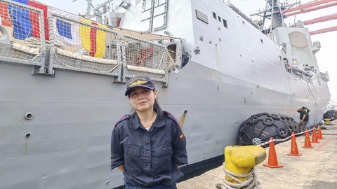 Nicole Flores Castillo kru kapal fregat milik Angkatan Laut Spanyol, Méndez Núñez, Jumat (27/6/2025). Foto: Thomas Bosco/kumparan