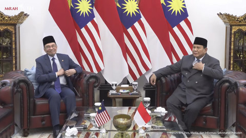 Presiden RI Prabowo Subianto saat menyambut PM Malaysia Anwar Ibrahim di Istana Merdeka, Jumat (27/6/2025). Foto: YouTube/Sekretariat Presiden