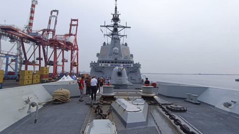 Kapal Fregat canggih Méndez Núñez (F-104) milik Angkatan Laut Spanyol yang bersandar di Pelabuhan Tanjung Priok, Jakarta, Jumat (27/6/2025). Foto: Thomas Bosco/kumparan