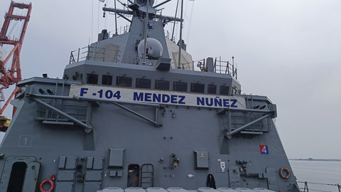 Kapal Fregat canggih Méndez Núñez (F-104) milik Angkatan Laut Spanyol yang bersandar di Pelabuhan Tanjung Priok, Jakarta, Jumat (27/6/2025). Foto: Thomas Bosco/kumparan