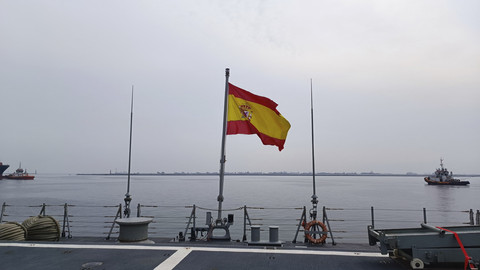 Kapal Fregat canggih Méndez Núñez (F-104) milik Angkatan Laut Spanyol yang bersandar di Pelabuhan Tanjung Priok, Jakarta, Jumat (27/6/2025). Foto: Thomas Bosco/kumparan