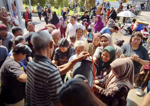 Warga saat mengambil air dan mandi di Sumur Pengantin di Masjid Pusaka Dermayu Indramayu. (27/6/2025). Foto: Arfiansyah Panji Purnandaru/kumparan