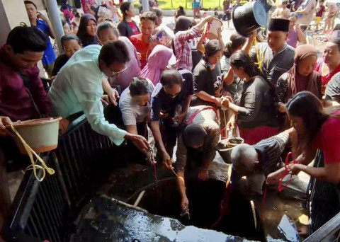 Warga saat mengambil air dan mandi di Sumur Pengantin di Masjid Pusaka Dermayu Indramayu. (27/6/2025). Foto: Arfiansyah Panji Purnandaru/kumparan