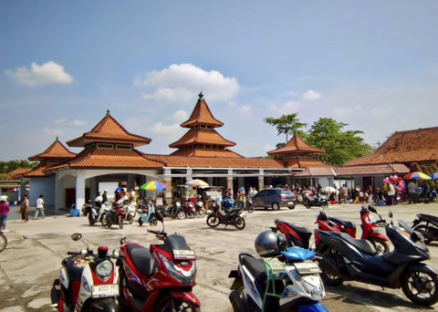 Suasana Masjid Pusaka Dermayu Indramayu saat tradisi Mandi Grujug pada Tahun Baru Islam 1 Muharam 1447 H. (27/6/2025). Foto: Arfiansyah Panji Purnandaru/kumparan