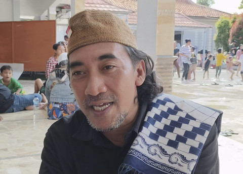 Nang Sadewo, budayawan dan sejarawan Indramayu saat memberikan keterangan terkait tradisi Mandi Grujug di Masjid Pusaka Dermayu. (27/6/2025). Foto: Arfiansyah Panji Purnandaru/kumparan