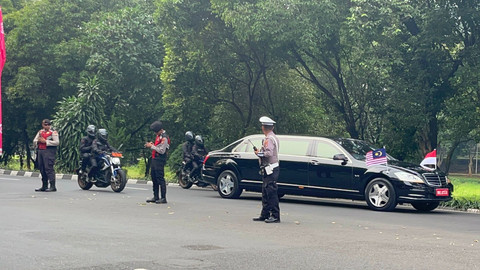 Suasana penjagaan rombongan Perdana Menteri Malaysia Anwar Ibrahim dari Istana Merdeka ke Base Ops TNI Halim Perdanakusuma, Jakarta Timur, Jumat (27/6). Foto: Nasywa Athifah/kumparan